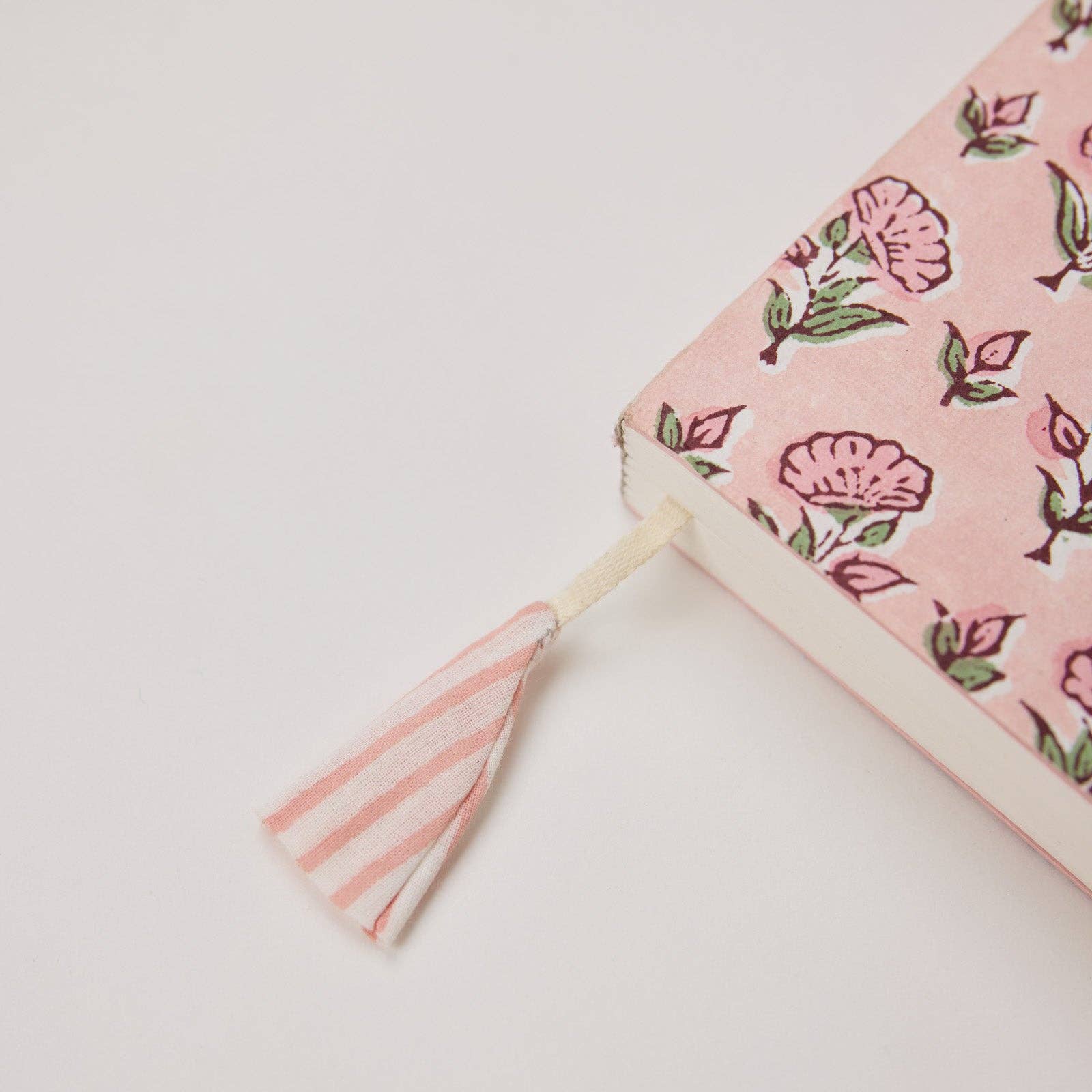Paper Mirchi Blokgedrukt Gelijnd Notitieboek (A5) - Ditsy Floral Blush