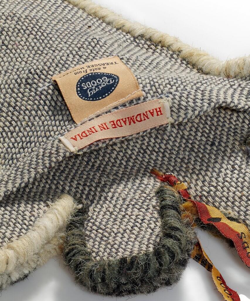 Doing Goods Gimpy Giraffe gift hanger van wol