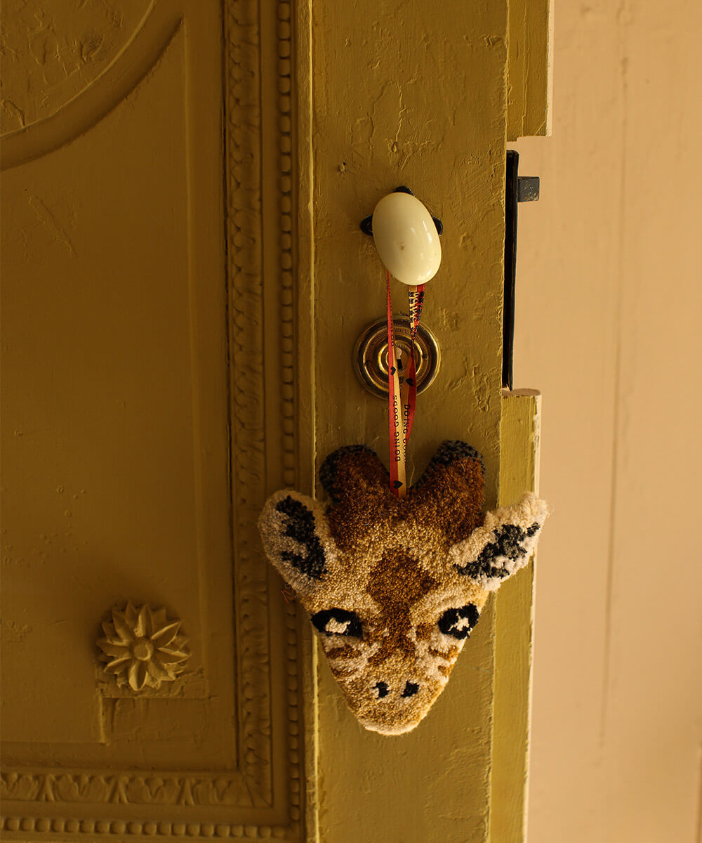 Doing Goods Gimpy Giraffe gift hanger van wol